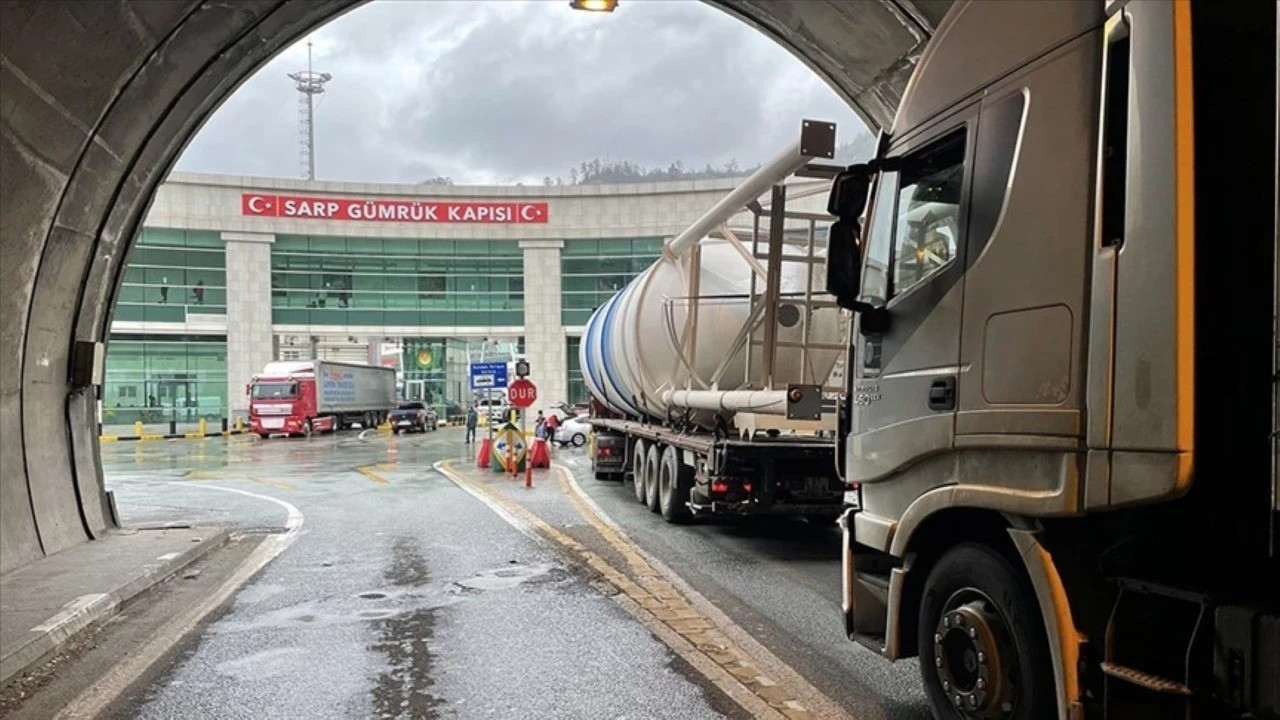 TIR şoförleri, Gürcistan sınırında kuyrukta: Bize eziyet ediyorlar! TIR şoförleri, Gürcistan sınırında kuyrukta: Bize eziyet ediyorlar!
