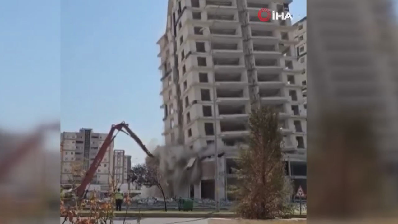Kahramanmaraş’ta 12 katlı bina iş makinesinin üzerine devrildi