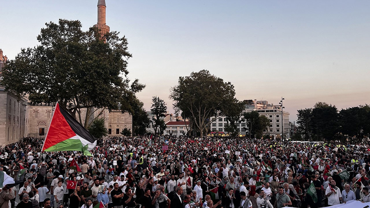 'Gazze'ye Umut Işığı Ol' yürüyüşü: Binlerce kişi Ayasofya Camii'ne yürüdü