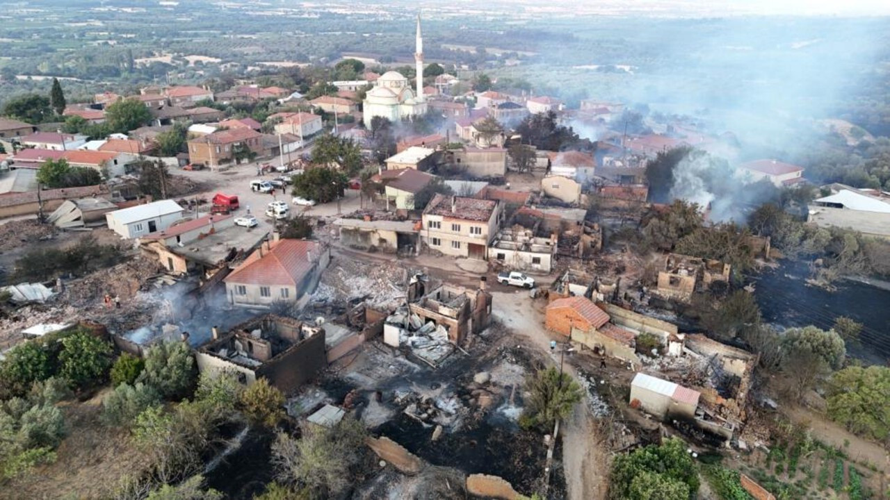 Çanakkale’deki yangınlarda 89 aileye 5,28 milyon TL acil yardım ödemesi yapıldı Çanakkale’deki yangınlarda 89 aileye 5,28 milyon TL acil yardım ödemesi yapıldı