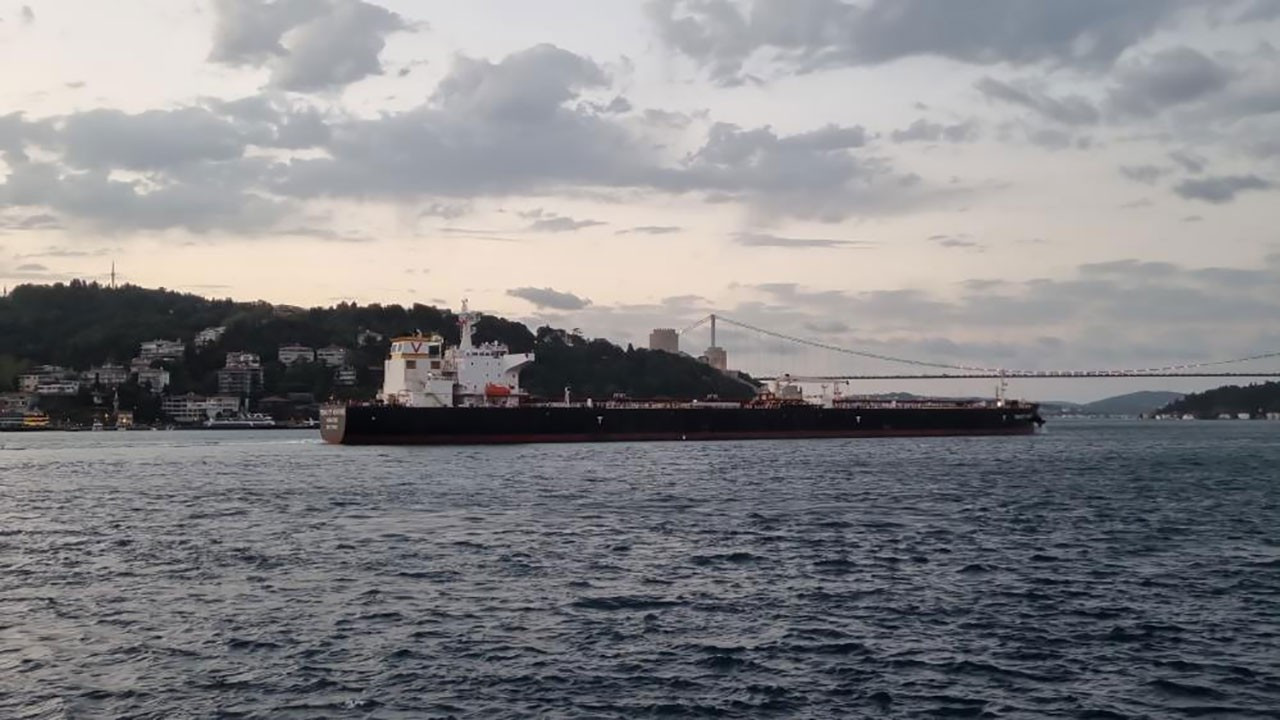 İstanbul Boğazı'nda petrol tankeri arıza yaptı! Boğaz çift yönlü gemi trafiğine kapatıldı