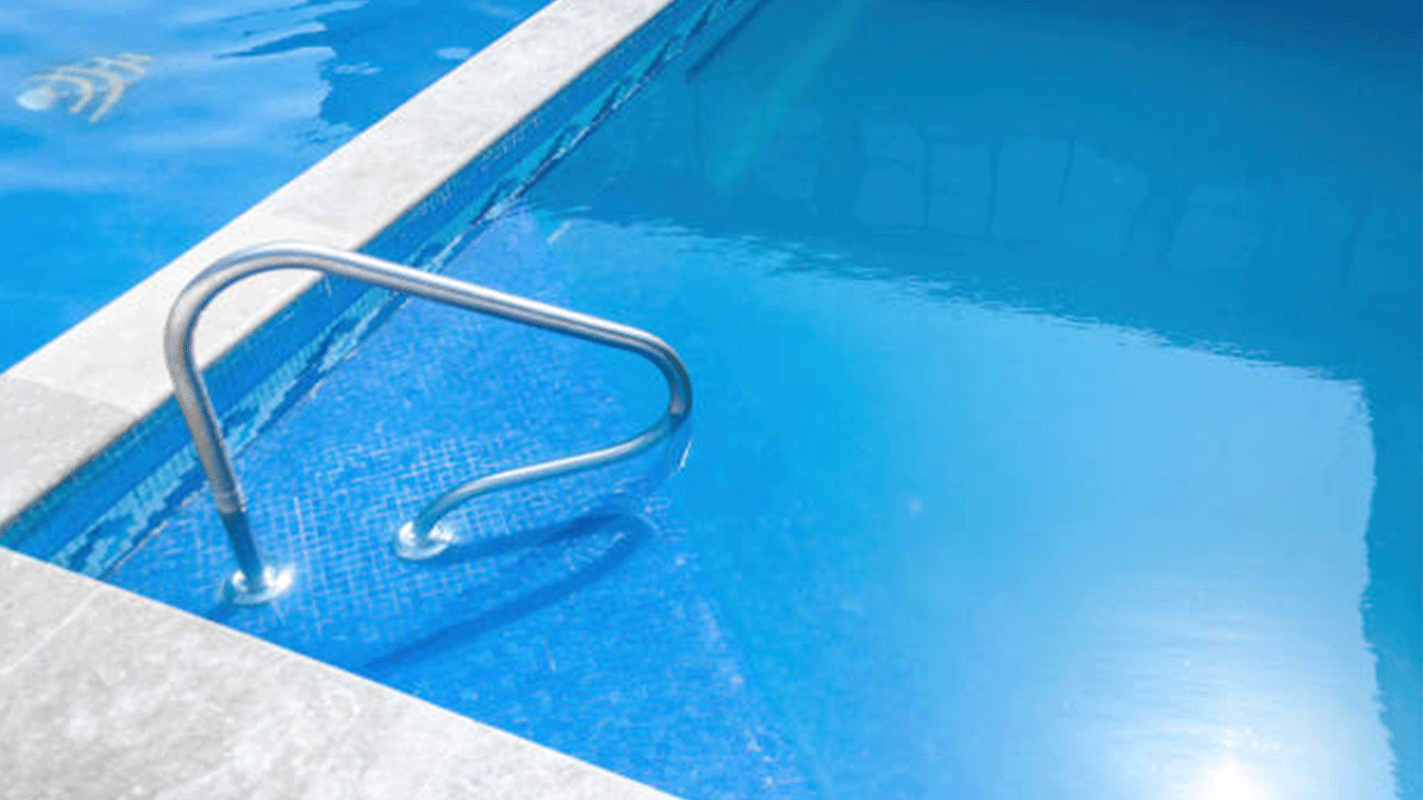 Uzmanından uyarı: Kulak enfeksiyonu olanlar havuza girmesin