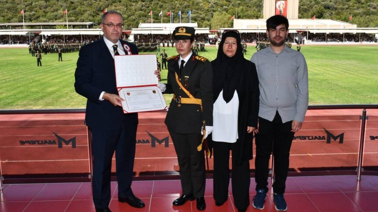 Şehit Ömer Halisdemir'in kızı teğmen oldu Şehit Ömer Halisdemir'in kızı teğmen oldu