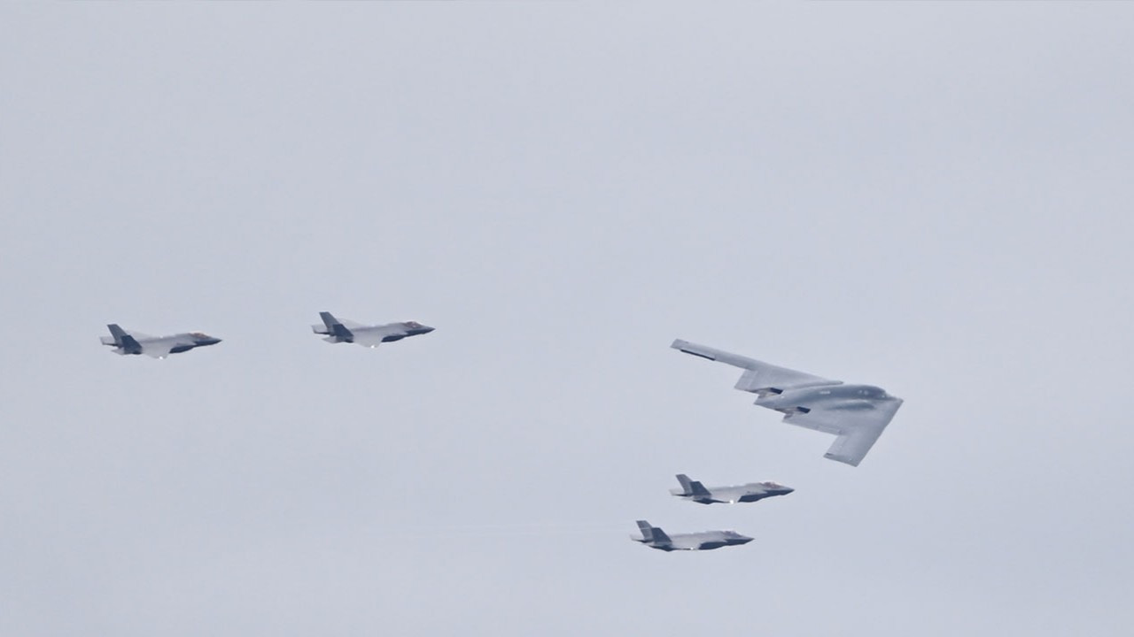 Trump ve Putin'in Alaska'ya inişi sırasında gökyüzündeki jet sayısı dikkat çekti Trump ve Putin'in Alaska'ya inişi sırasında gökyüzündeki jet sayısı dikkat çekti