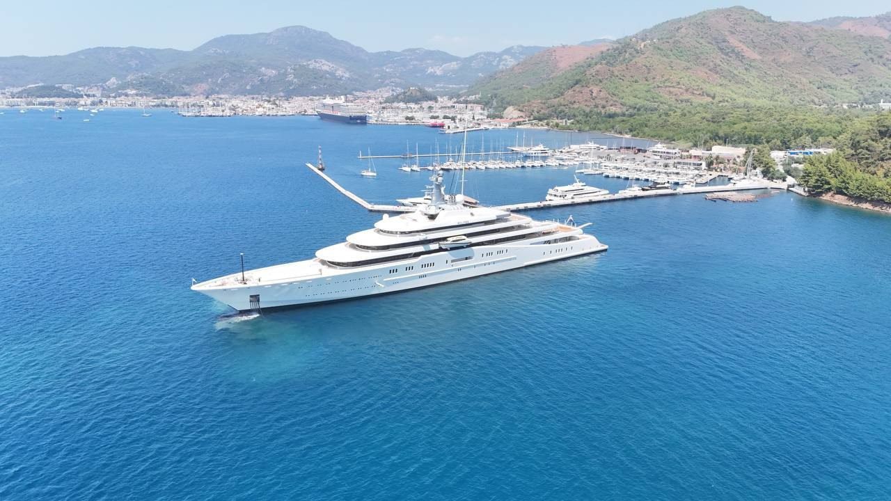 2.5 yıldır Marmaris'te demirliydi! Rus milyarder Abramoviç'in yatı demir aldı
