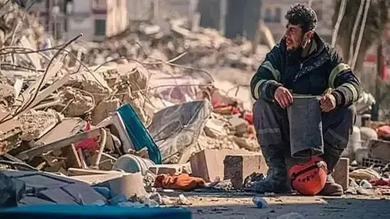 17 bini aşkın canımızı yitirdiğimiz 17 Ağustos Marmara Depremi'nin üzerinden 26 yıl geçti 17 bini aşkın canımızı yitirdiğimiz 17 Ağustos Marmara Depremi'nin üzerinden 26 yıl geçti