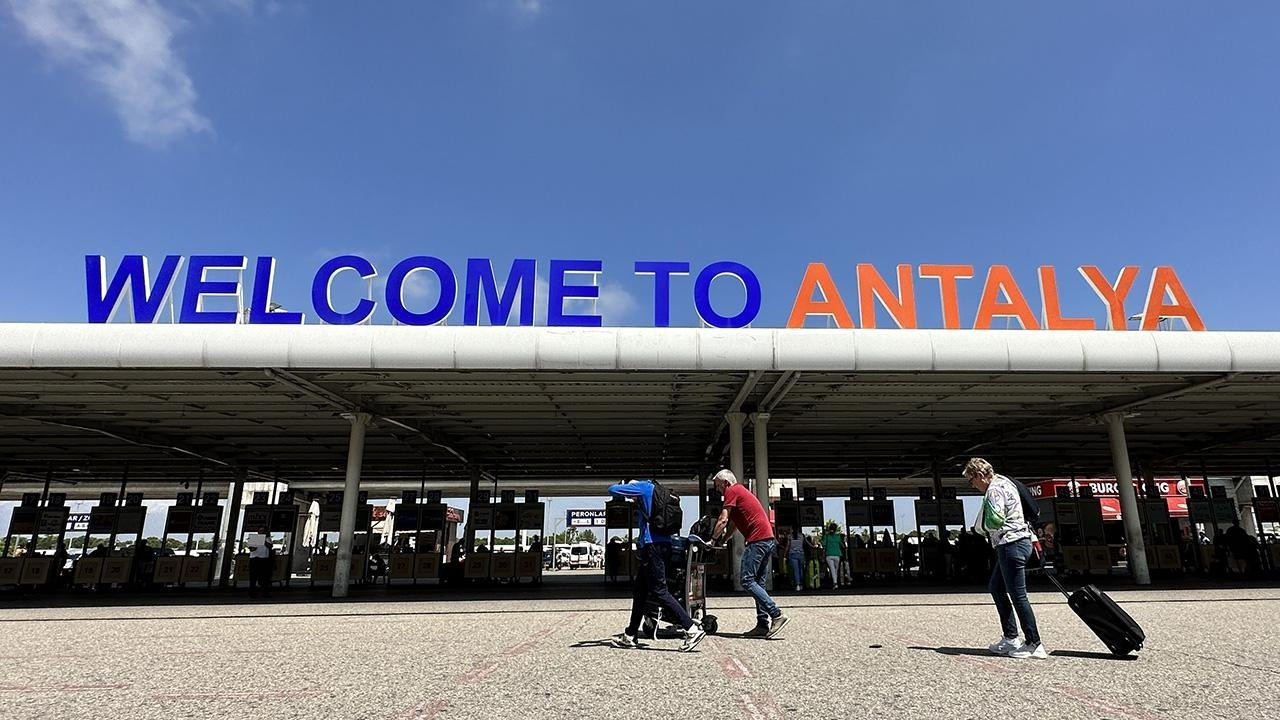 Antalya Havalimanı'nda tüm zamanların yolcu rekoru kırıldı Antalya Havalimanı'nda tüm zamanların yolcu rekoru kırıldı