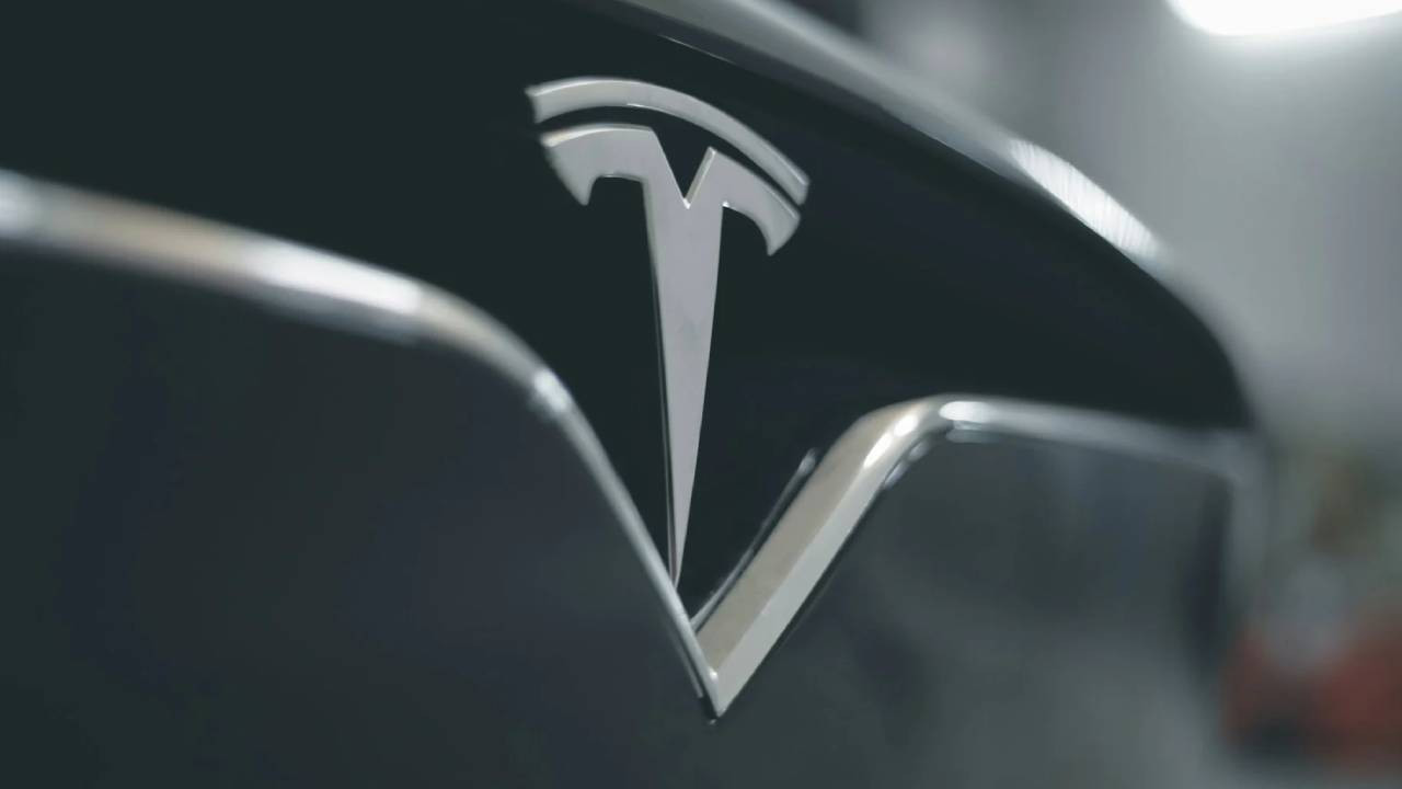 Satışlar yüzde 60 düştü, Tesla fiyatlarını yarı yarıya indirdi Satışlar yüzde 60 düştü, Tesla fiyatlarını yarı yarıya indirdi