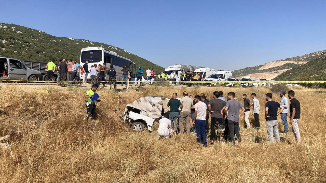 Gaziantep'te üç aracın karıştığı kazada 1 kişi öldü, 3 kişi yaralandı Gaziantep'te üç aracın karıştığı kazada 1 kişi öldü, 3 kişi yaralandı