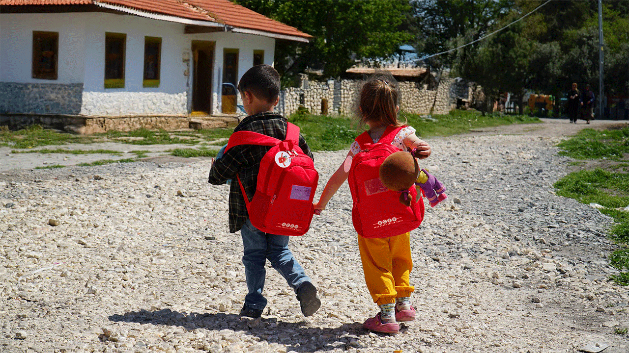 AÇEV’den okulun ilk gününde  ihtiyaç sahibi çocuklara destek