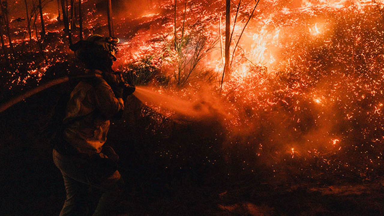 İspanya'da 18, Portekiz'de 2 noktada büyük yangınlar sürüyor İspanya'da 18, Portekiz'de 2 noktada büyük yangınlar sürüyor