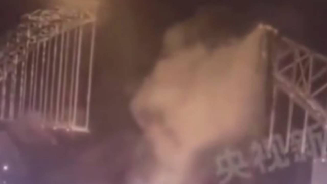 Çelik halat koptu, köprü çöktü: Çok sayıda can kaybı ve kayıp var! İşte çökme anı (Video) Çelik halat koptu, köprü çöktü: Çok sayıda can kaybı ve kayıp var! İşte çökme anı (Video)