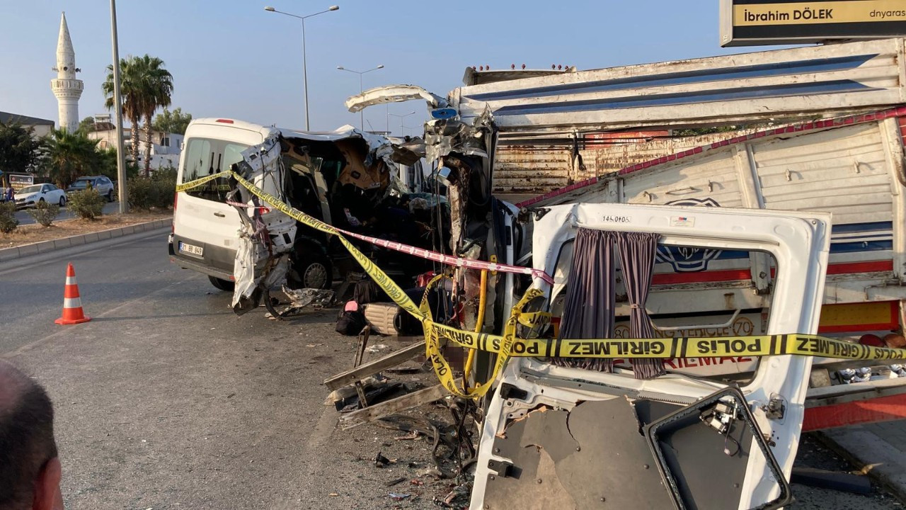 Mersin’de öğrencileri taşıyan minibüs TIR’a çarptı: Biri çocuk iki kişi yaşamını yitirdi Mersin’de öğrencileri taşıyan minibüs TIR’a çarptı: Biri çocuk iki kişi yaşamını yitirdi