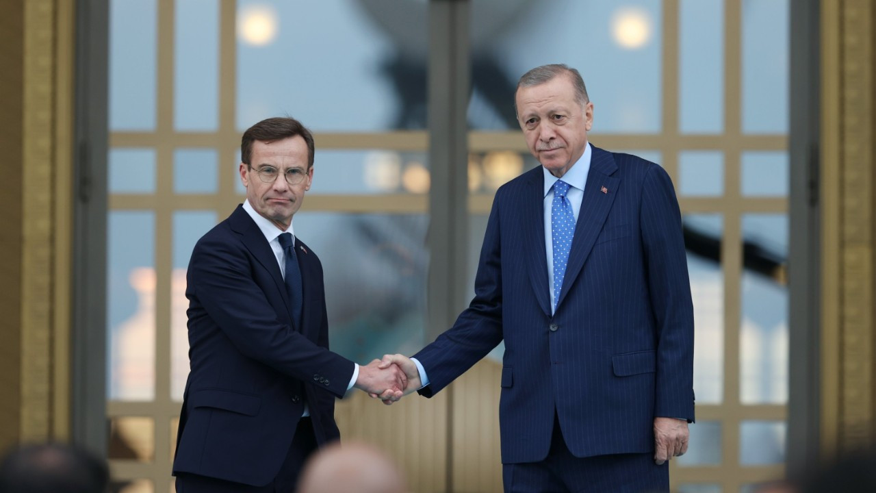 İsveç’te diplomatik skandal: Türkiye dosyası havalimanı tuvaletinde unutuldu İsveç’te diplomatik skandal: Türkiye dosyası havalimanı tuvaletinde unutuldu