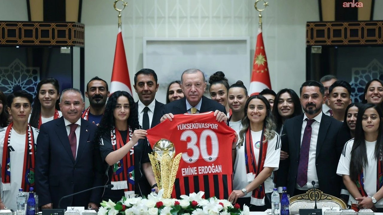 Cumhurbaşkanı Erdoğan, Yüksekovaspor Kadın Futbol Takımı’nı kabul etti Cumhurbaşkanı Erdoğan, Yüksekovaspor Kadın Futbol Takımı’nı kabul etti