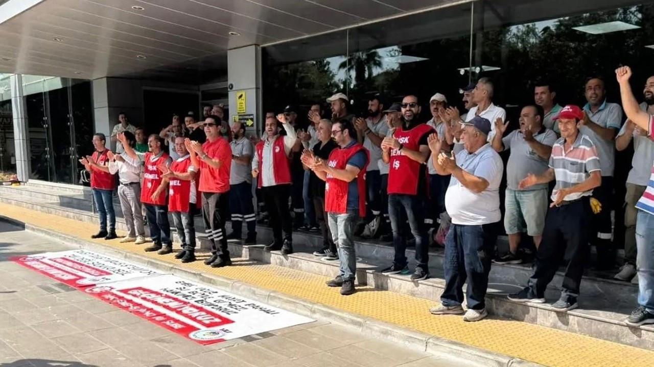 Karşıyaka Belediyesi'nde eylemler sürüyor: İşçiler de memurlar da grevde Karşıyaka Belediyesi'nde eylemler sürüyor: İşçiler de memurlar da grevde