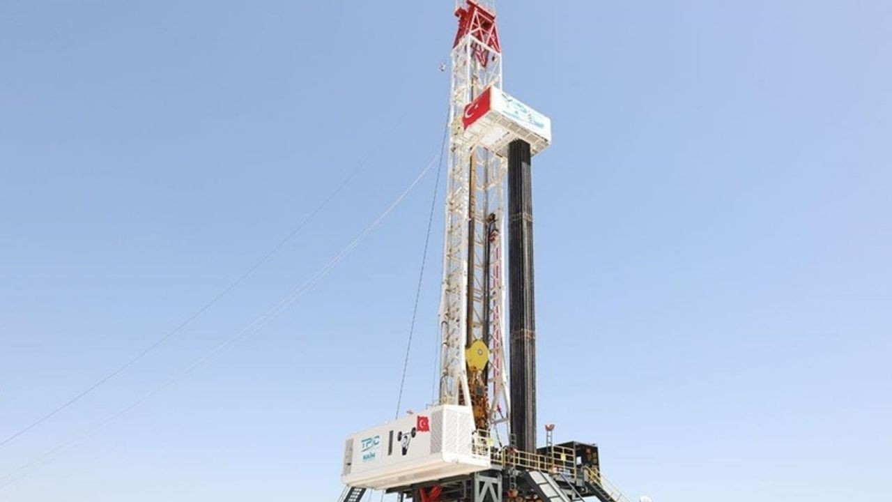 'Seyit Onbaşı' ve 'Naim Süleymanoğlu' petrol sondaj kuleleri sahada göreve başladı