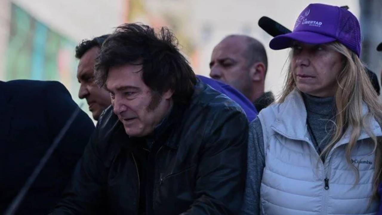 Arjantin Devlet Başkanı Milei’nin seçim konvoyuna taşlı saldırı Arjantin Devlet Başkanı Milei’nin seçim konvoyuna taşlı saldırı