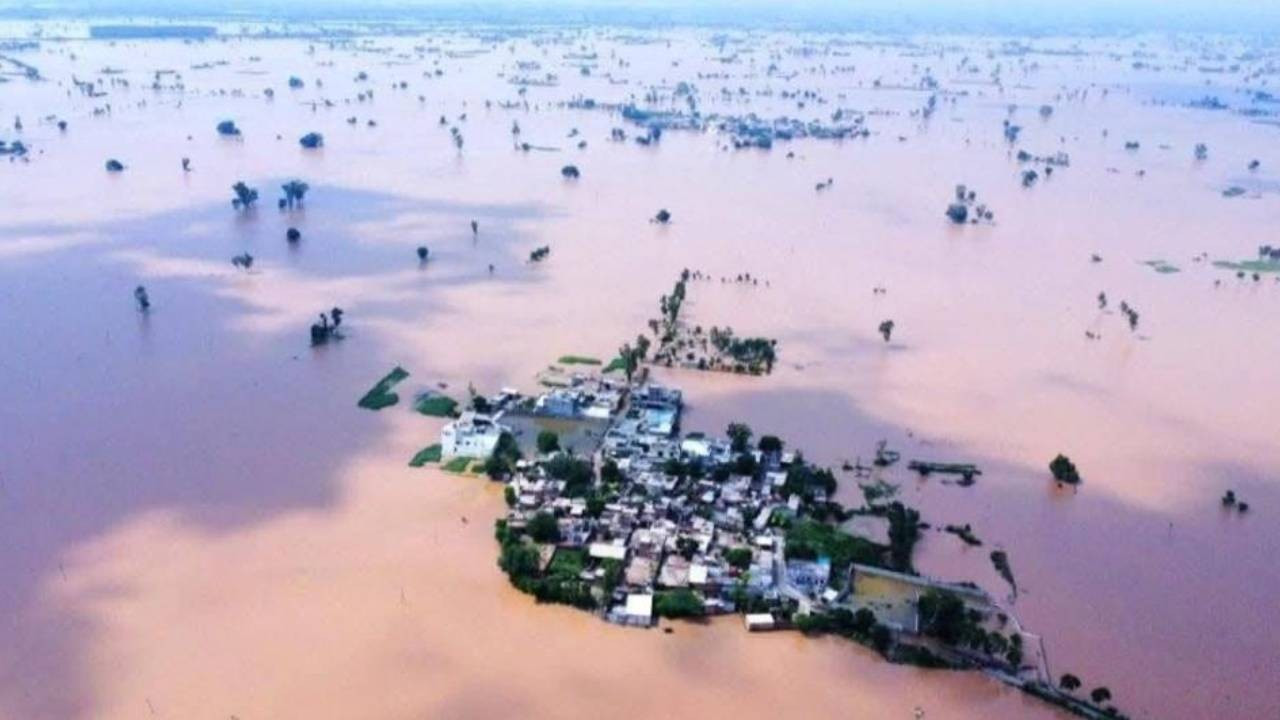 Pakistan'da yüzlerce köyde sel: 22 kişi öldü, 600 bin kişi tahliye edildi Pakistan'da yüzlerce köyde sel: 22 kişi öldü, 600 bin kişi tahliye edildi