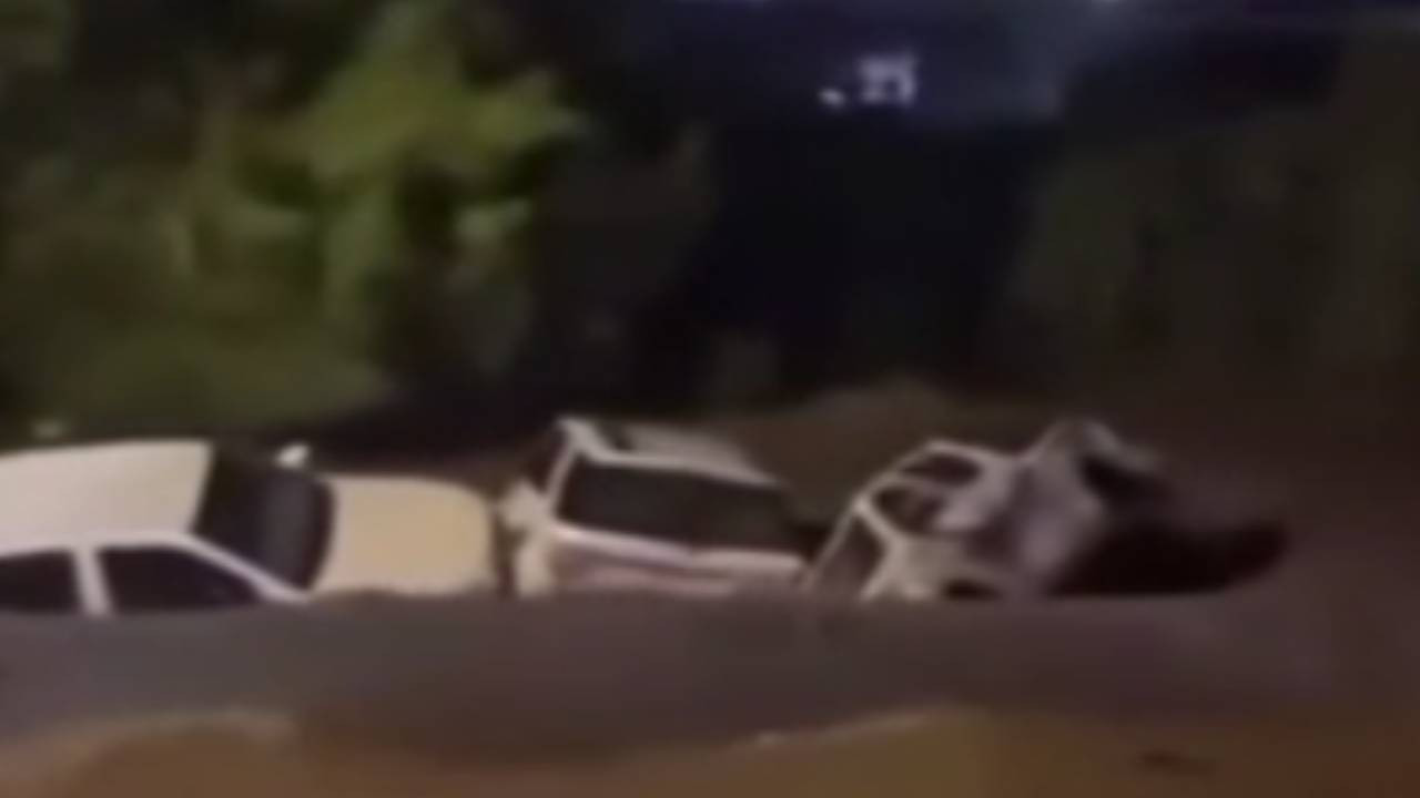 Suudi Arabistan’da sel: Sokaklar sular altında kaldı, araçlar selde sürüklendi (Video) Suudi Arabistan’da sel: Sokaklar sular altında kaldı, araçlar selde sürüklendi (Video)