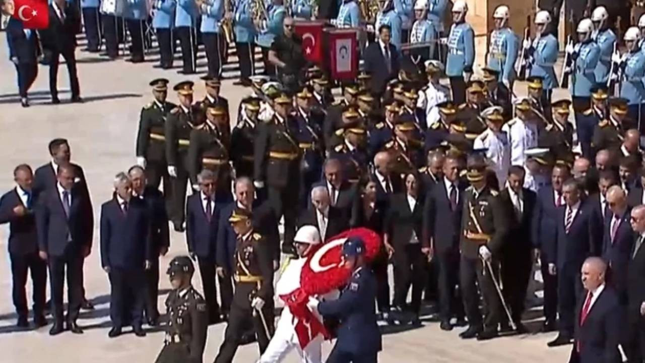 30 Ağustos Zaferi’nin 103. yıl dönümü: Cumhurbaşkanı Erdoğan ve devlet erkanı Anıtkabir’de 30 Ağustos Zaferi’nin 103. yıl dönümü: Cumhurbaşkanı Erdoğan ve devlet erkanı Anıtkabir’de