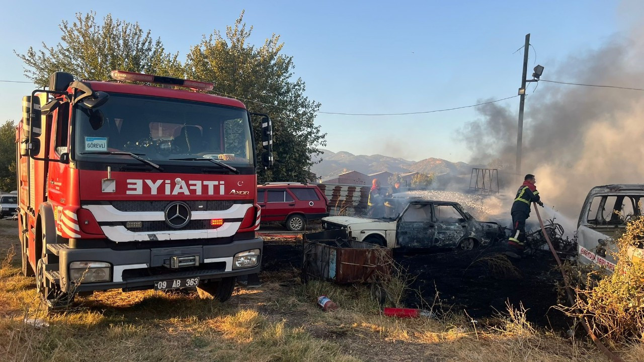 Yediemin deposunda yangın: 5 otomobil 30 motosiklet yandı Yediemin deposunda yangın: 5 otomobil 30 motosiklet yandı