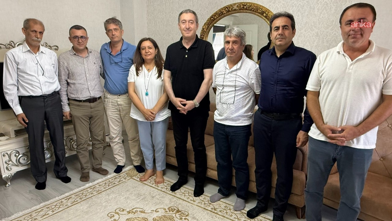 Bakırhan'dan 31 yıl sonra tahliye edilen Veysi Aktaş'a ziyaret Bakırhan'dan 31 yıl sonra tahliye edilen Veysi Aktaş'a ziyaret