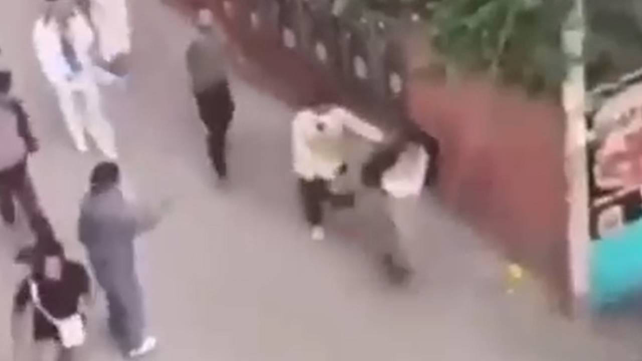 Nepal'de protestocular Ekonomi Bakanı'nı tekme tokat dövdü (Video)