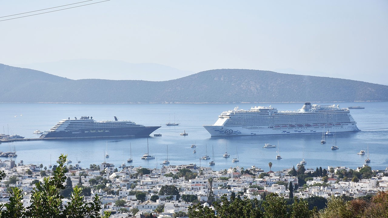 Bodrum'a iki kruvaziyer ile 2 bin 528 yolcu geldi