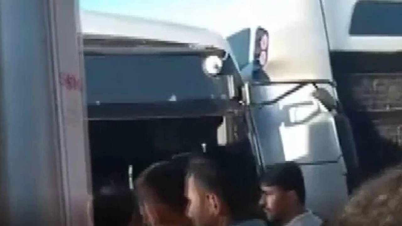 Kadıköy'de 2 metrobüs çarpıştı (Video)