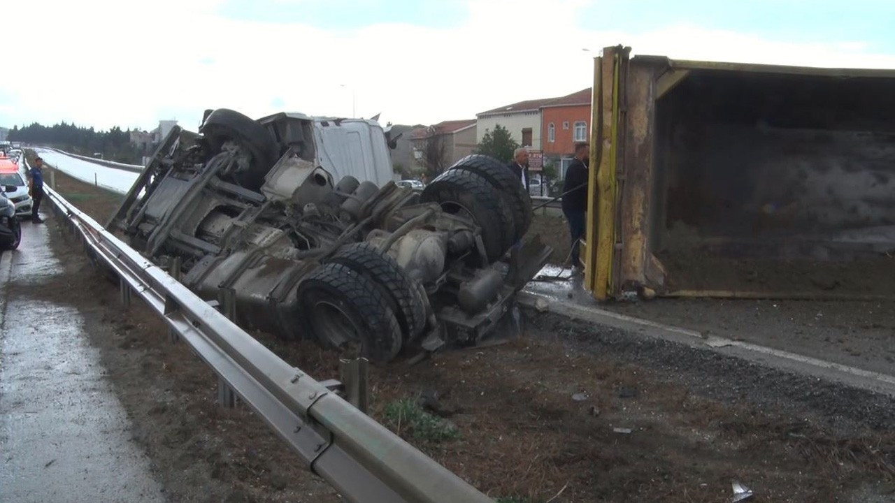Büyükçekmece’de hafriyat kamyonu devrildi, E-5 trafiğe kapandı
