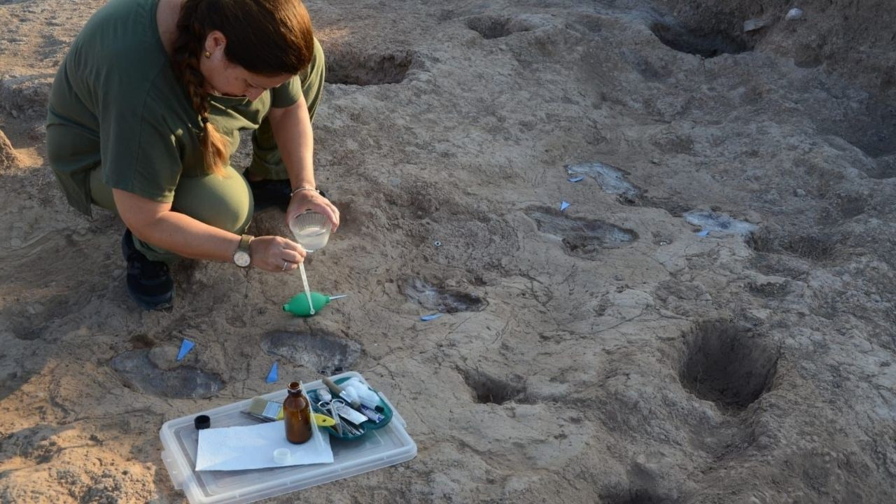 Tell Kurdu Höyük kazılarında nadir keşif! 5 insan ayak izi tespit edildi