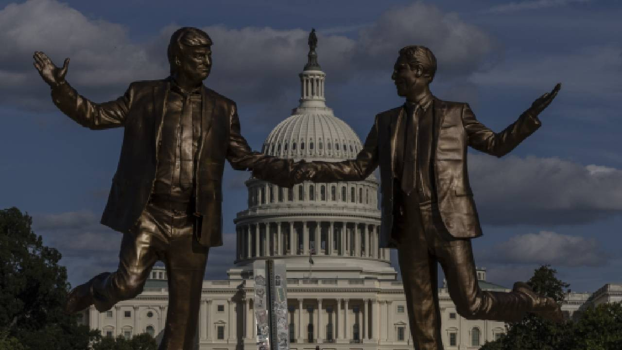 Trump'ı çıldırtacak heykel: Yeniden Kongre binasının önünde (Video)