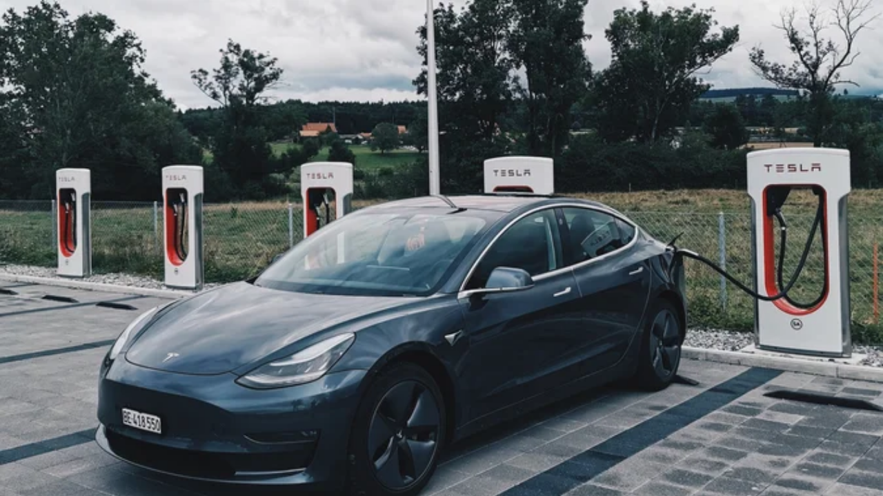 Financial Times yazdı: Otomobil üreticileri neden elektrikli araçlardan vazgeçiyor?