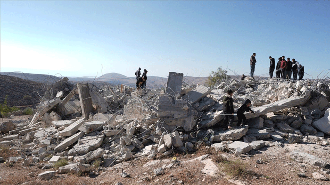 İsrail, işgal altındaki Batı Şeria'da Filistinlilere ait bir evi yıktı