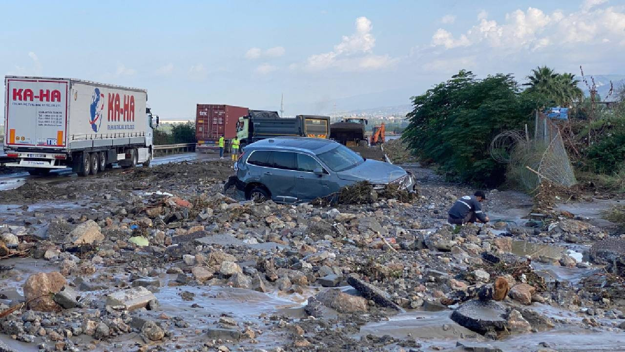 Heyelanın kapattığı otoyolda araçlar mahsur kaldı (Video)