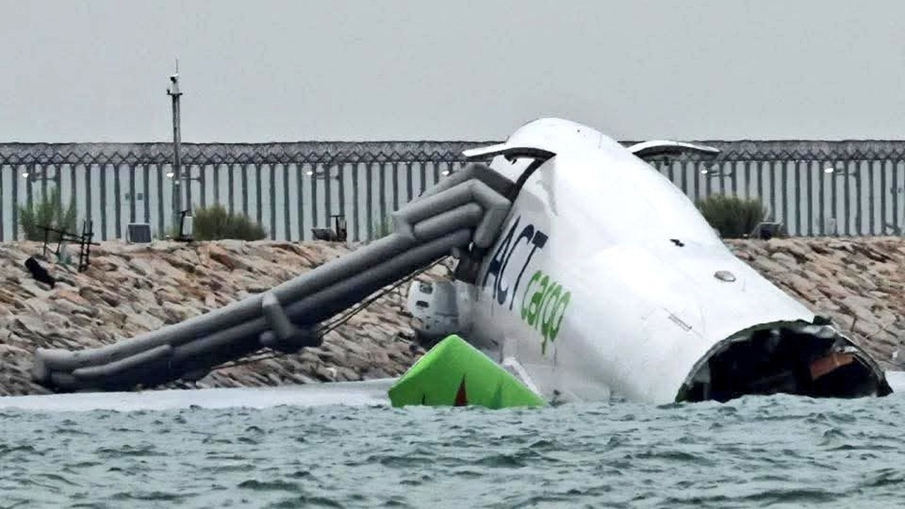 Türk şirketine ait uçak inişi sırasında pistten çıkıp denize uçtu: 2 ölü
