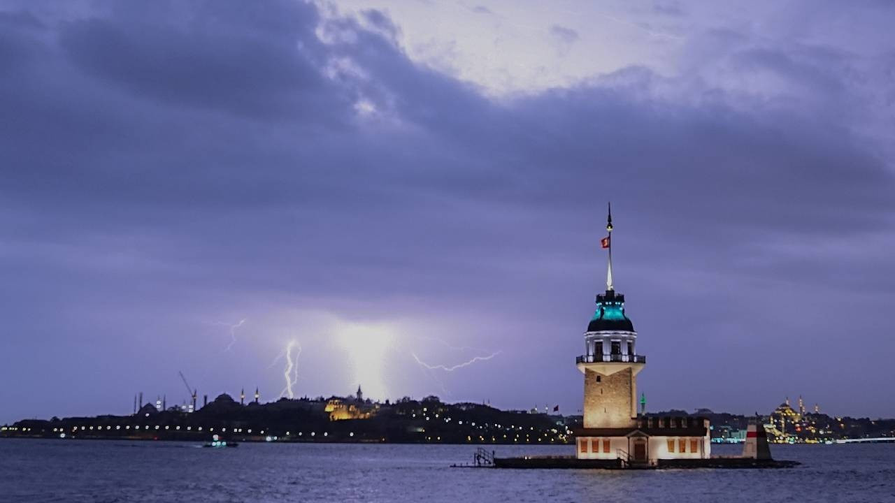 Sarı alarm verilmişti, İstanbul'da sağanak yüzünden caddeler sular altında kaldı