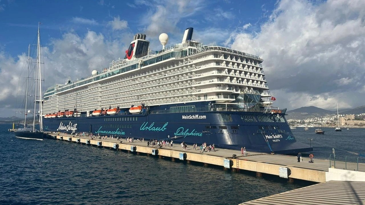 Bodrum'a "Mein Schiff 5" kruvaziyeriyle 2 bin 716 yolcu geldi