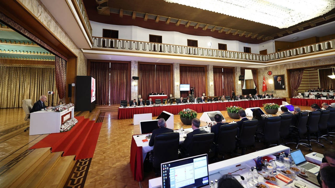 Süreç Komisyonu'nun yarınki toplantısı ertelendi