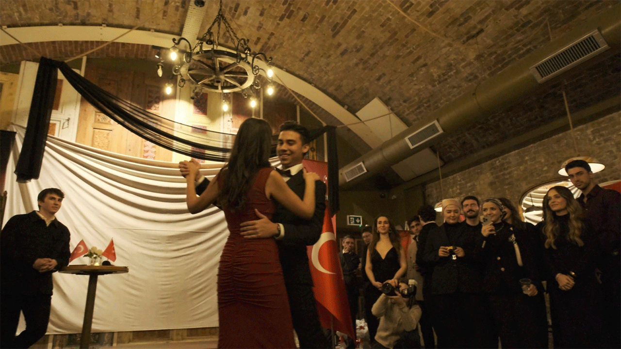 Londra’da Cumhuriyet’in 102. yılı coşkusu: Türk Öğrenciler “Cumhuriyet Balosu”nda buluştu