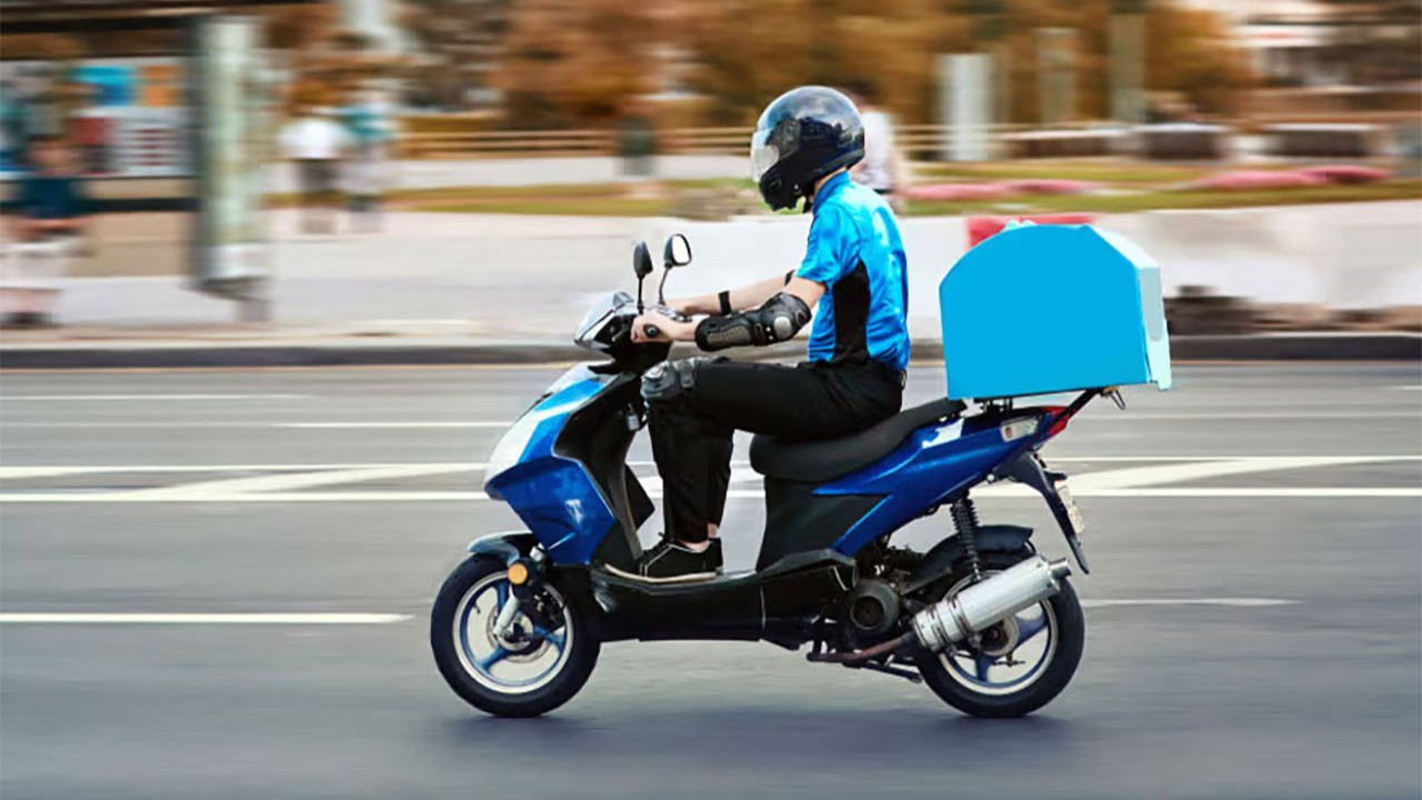 Motosiklet sürücüsü ve yolcularına eldiven şartı getirildi