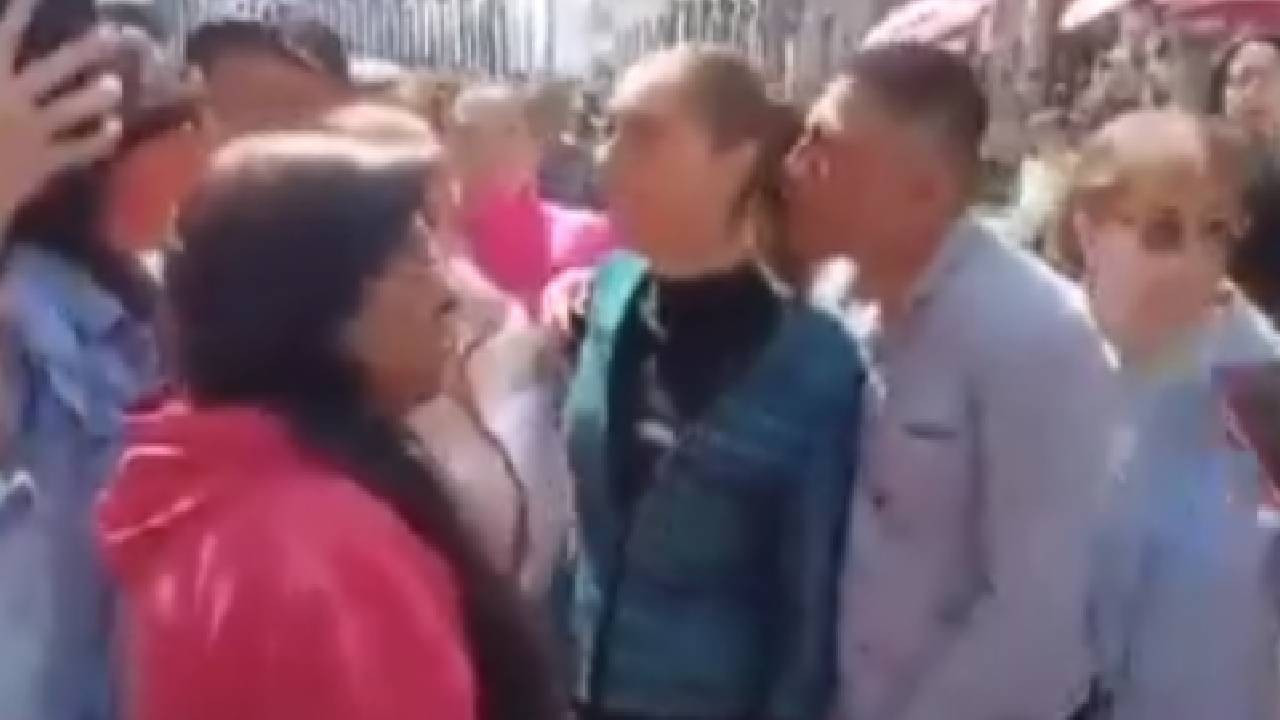 Devlet başkanına kameralar önünde taciz şoku (Video)