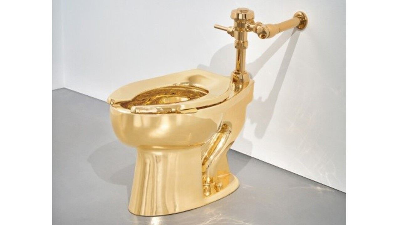 ABD'de 18 ayar altın klozet 12.1 milyon dolara satıldı