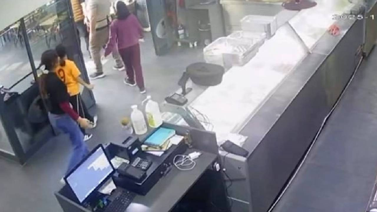 Deprem anı kamerada: Panikle dışarı kaçtılar (Video)