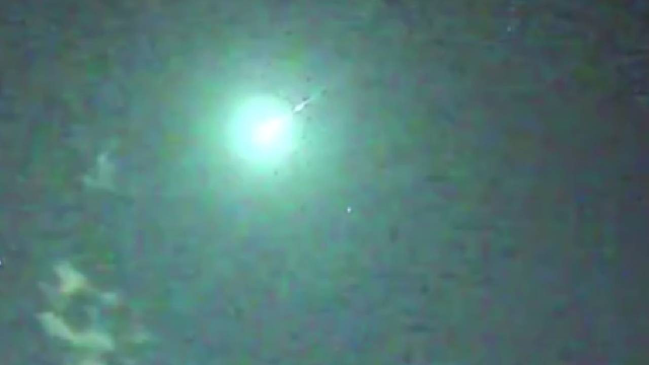 Sosyal medyada gündem olan görüntü: 2 gece üst üste ateş topu şeklinde göktaşları görüldü (Video)