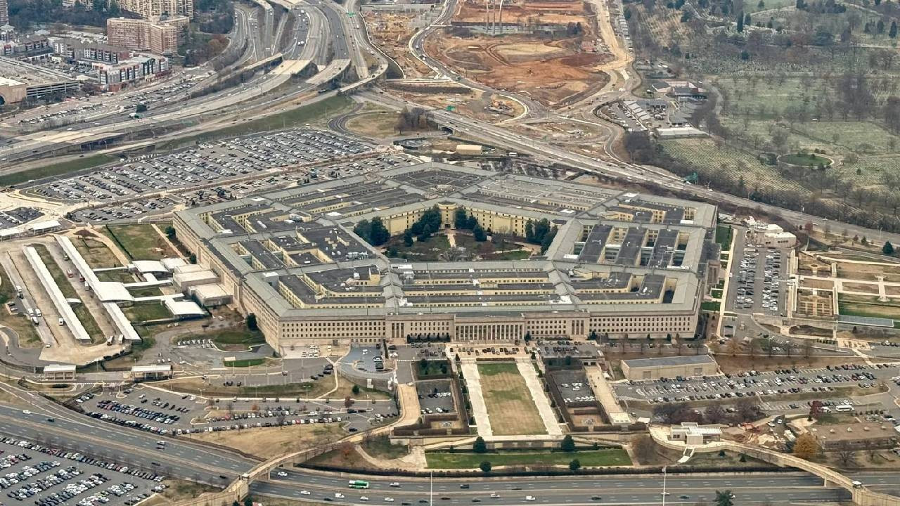 Pentagon, askerleri 'Trump'a itaatsizliğe çağıran’ Demokrat Senatör aleyhinde soruşturma başlattı