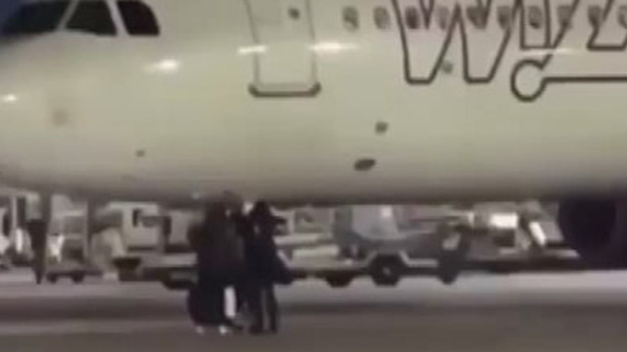 Uçağı kaçıran yolcular acil durum butonuna basarak piste koştu (Video)