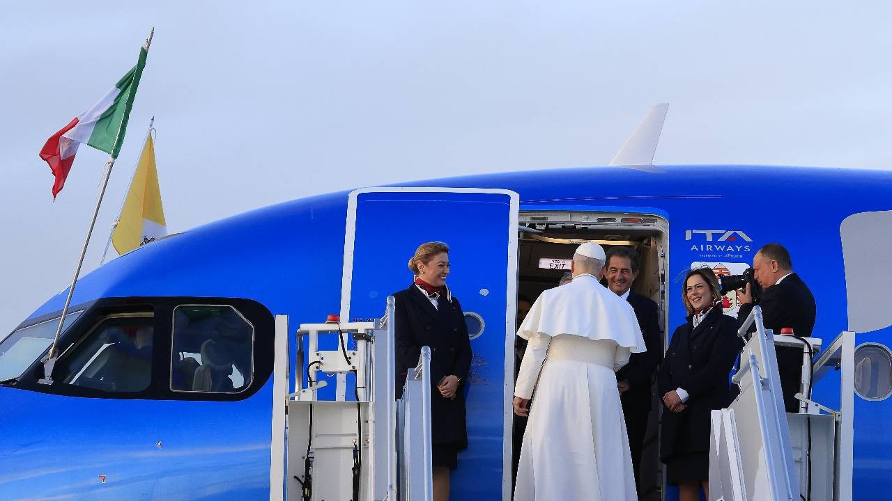 Papa 14. Leo'nun uçağı Türkiye'ye hareket etti