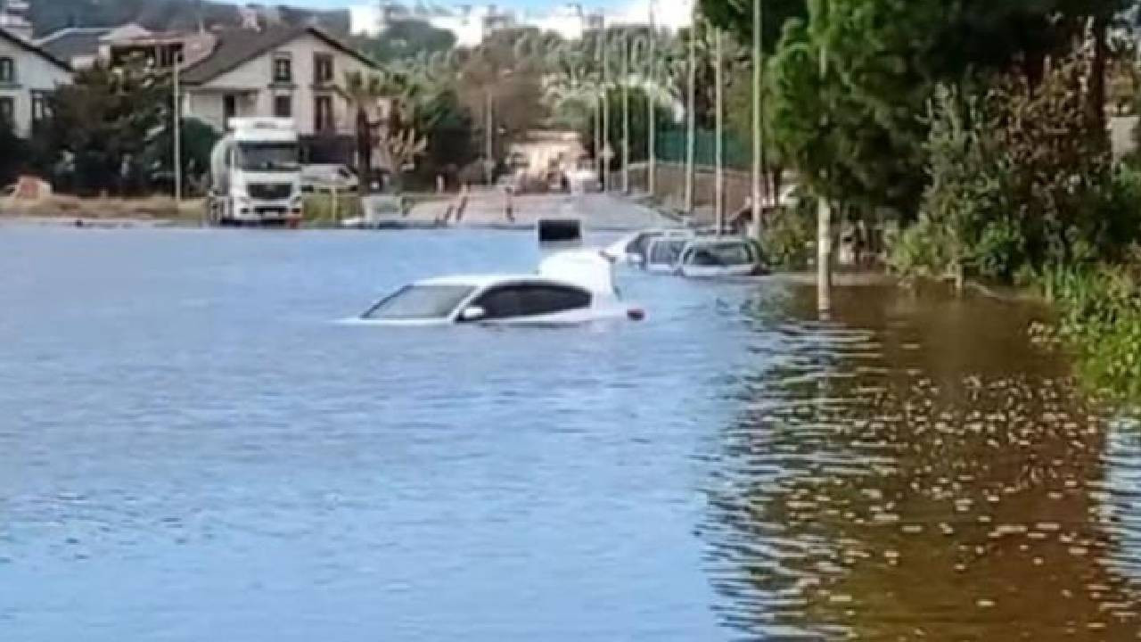 İzmir Dikili'de araçlar su altında kaldı (Video)